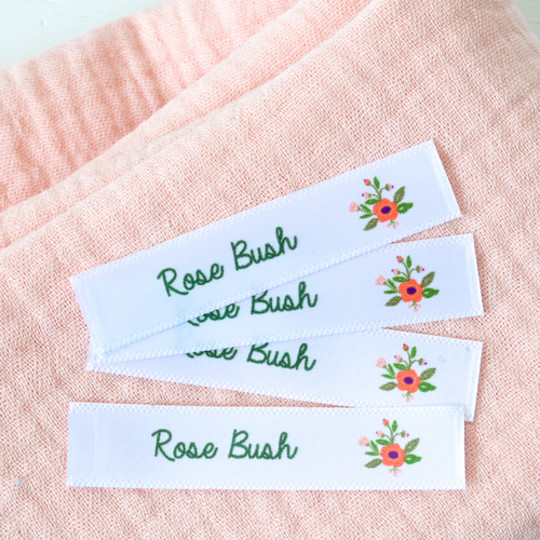 etiquetas de tela personalizadas con logo a color