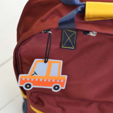 etiqueta con forma de coche para identificar la mochila de viaje