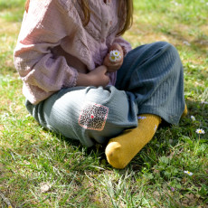 parche de colores que repara y decora los pantalones de los niños