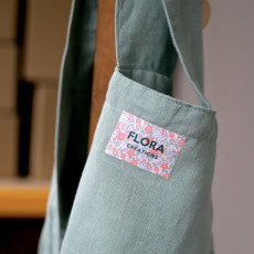 étiquettes tissées personnalisables vêtements sur tablier de travail