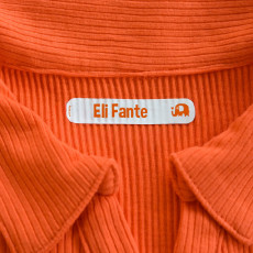 etiqueta termoadhesiva blanca con texto en naranja