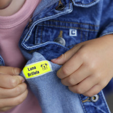 etiqueta adhesiva para ropa personalizada en chaqueta vaquera infantil