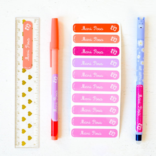 material escolar marcado con pegatinas pequeñas personalizadas con el nombre