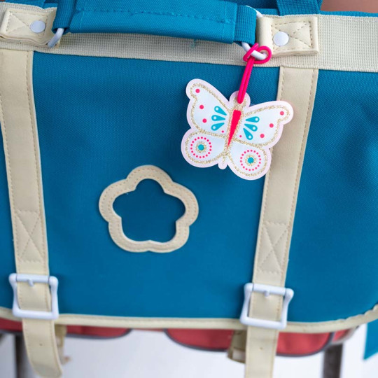 etiqueta mariposa para identificar la cartera con nombre, dirección, teléfono