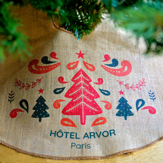 Jupe de Sapin de Noël en jute naturelle personnalisée. Idéale pour cacher les pieds parfois disgracieux des sapins de Noël. A personnaliser. Fabriqué en France