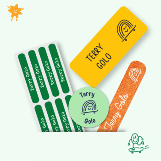 pack ecole garçon avec etiquettes chaussures, crayons et vêtements