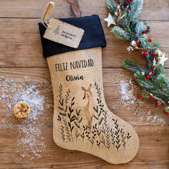 Calcetines navideños de yute bicolor e impresos con tu nombre y el diseño cierva más una tarjeta 