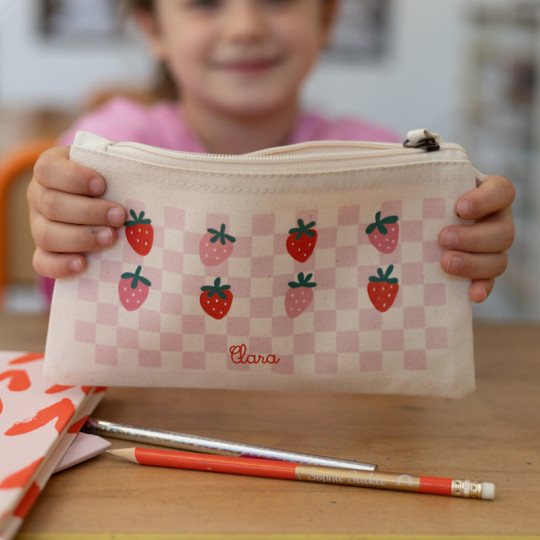 estuche personalizado con el nombre y el diseño de fresas